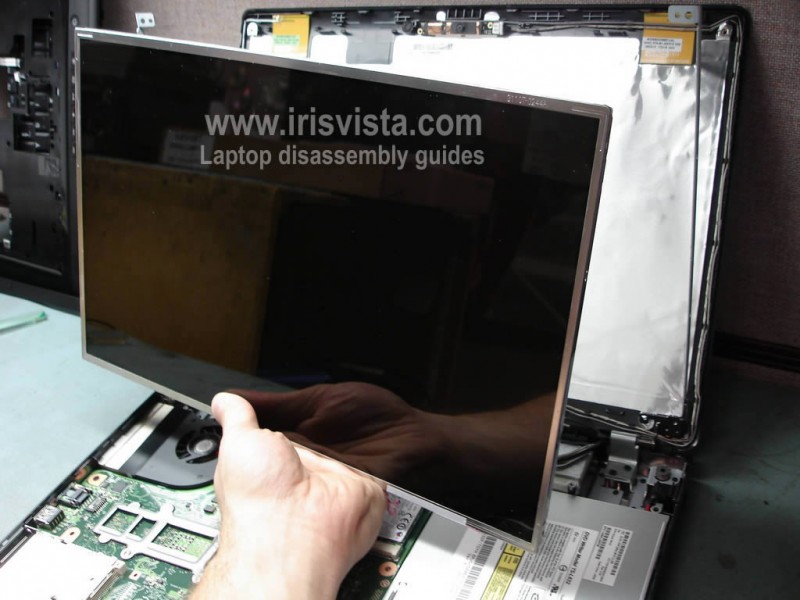Как заменить экран и видеокабель на ноутбуке Toshiba Satellite L305/L305D и Satellite L300/L300D