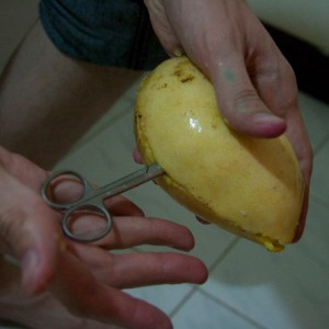 Как открыть манго не имея ножа