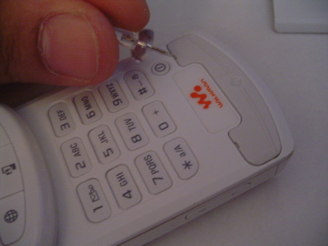 Как разобрать телефон Sony Ericsson W900i (7)