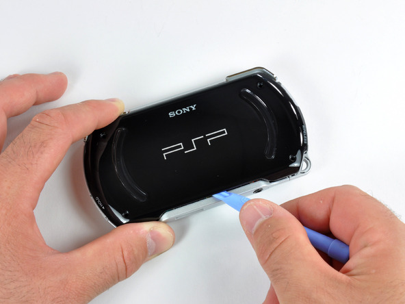 Как разобрать игровую консоль Sony PSP Go (9)