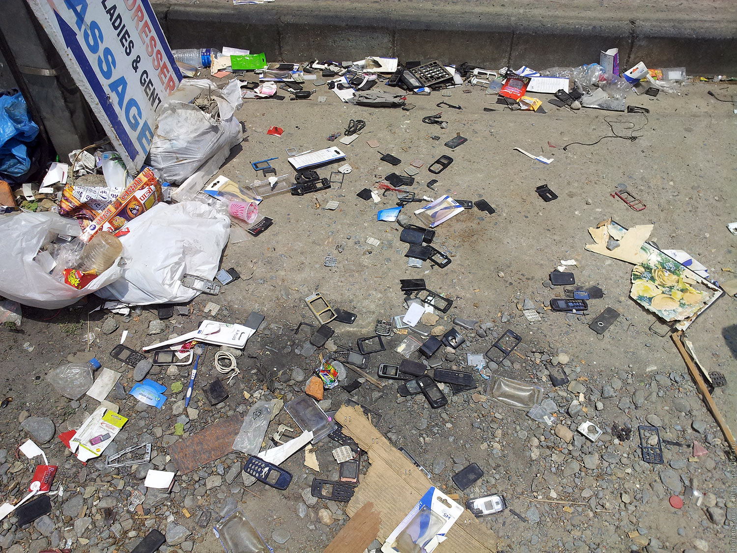 Разбомбили сервис по ремонту телефонов в Непале (2)