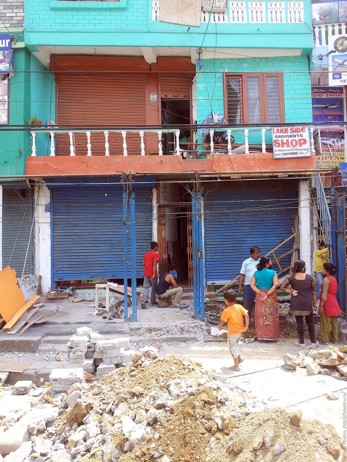 Разбомбили сервис по ремонту телефонов в Непале (3)