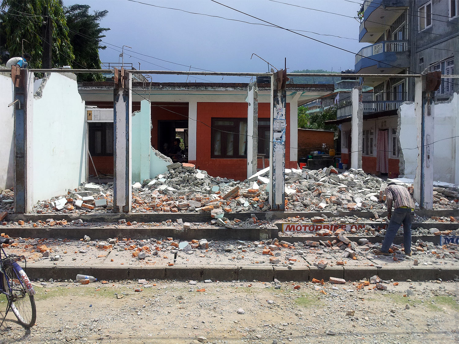 Разбомбили сервис по ремонту телефонов в Непале (4)