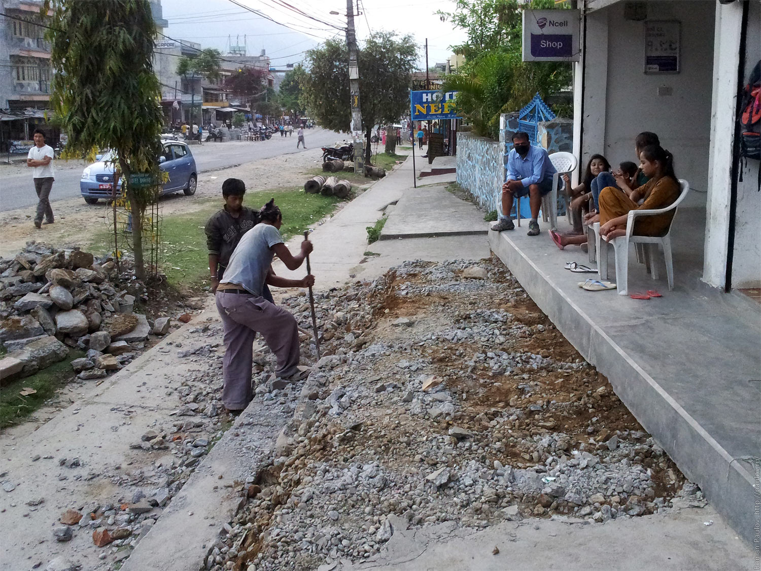 Разбомбили сервис по ремонту телефонов в Непале (5)