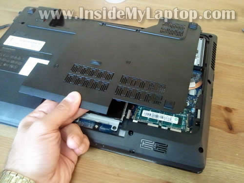 Как разобрать ноутбук Lenovo G570 для замены памяти и жёсткого диска (4)