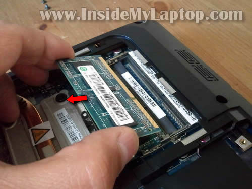 Как разобрать ноутбук Lenovo G570 для замены памяти и жёсткого диска (10)