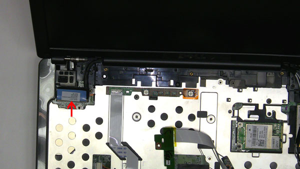 Как разобрать ноутбук Dell Inspiron 1420 / Vostro 1400: замена упора для рук с тачпадом (8)