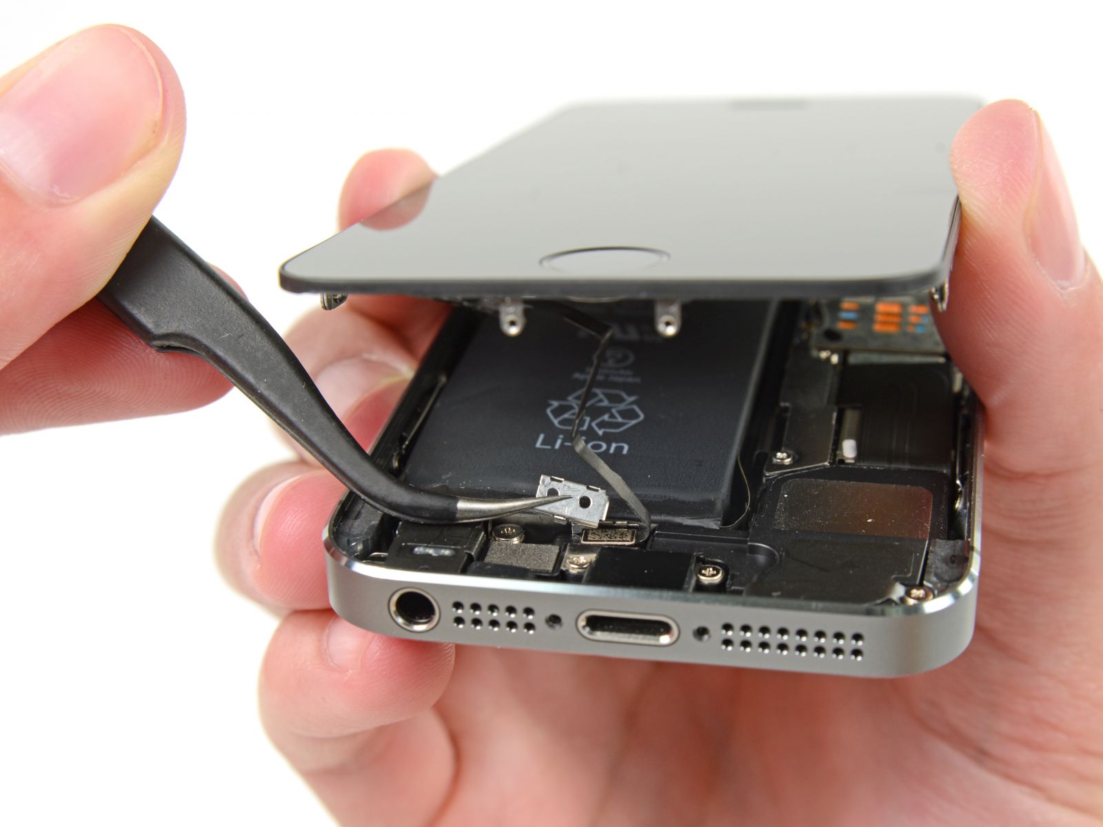Замена сенсорного стекла и дисплея на iPhone 5S (12)