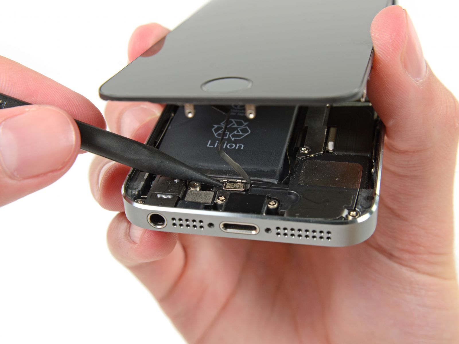 Замена сенсорного стекла и дисплея на iPhone 5S (13)