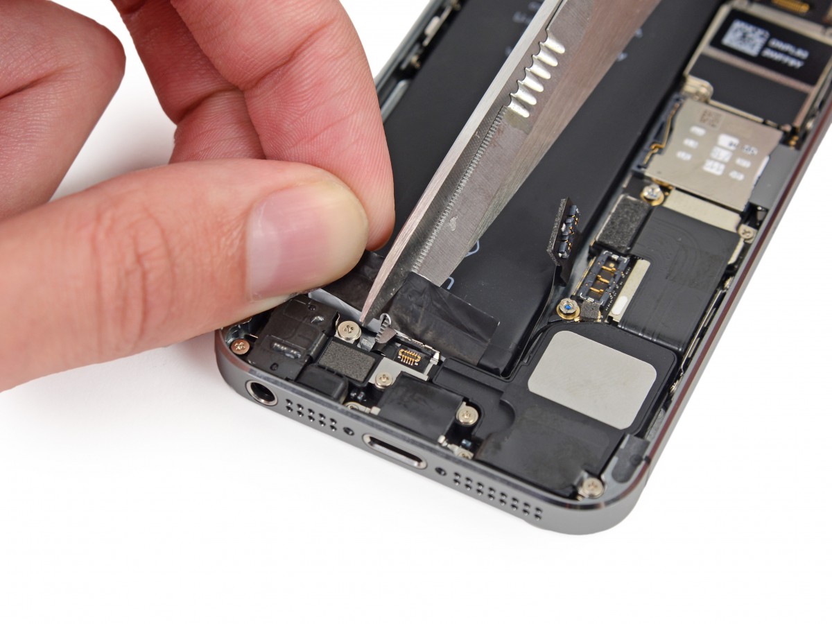 Как самому разобрать. Замена аккумулятора iphone 5s. Айфон 5s в разборе. Айфон 5 в разборе. Снятая крышка iphone 5s.